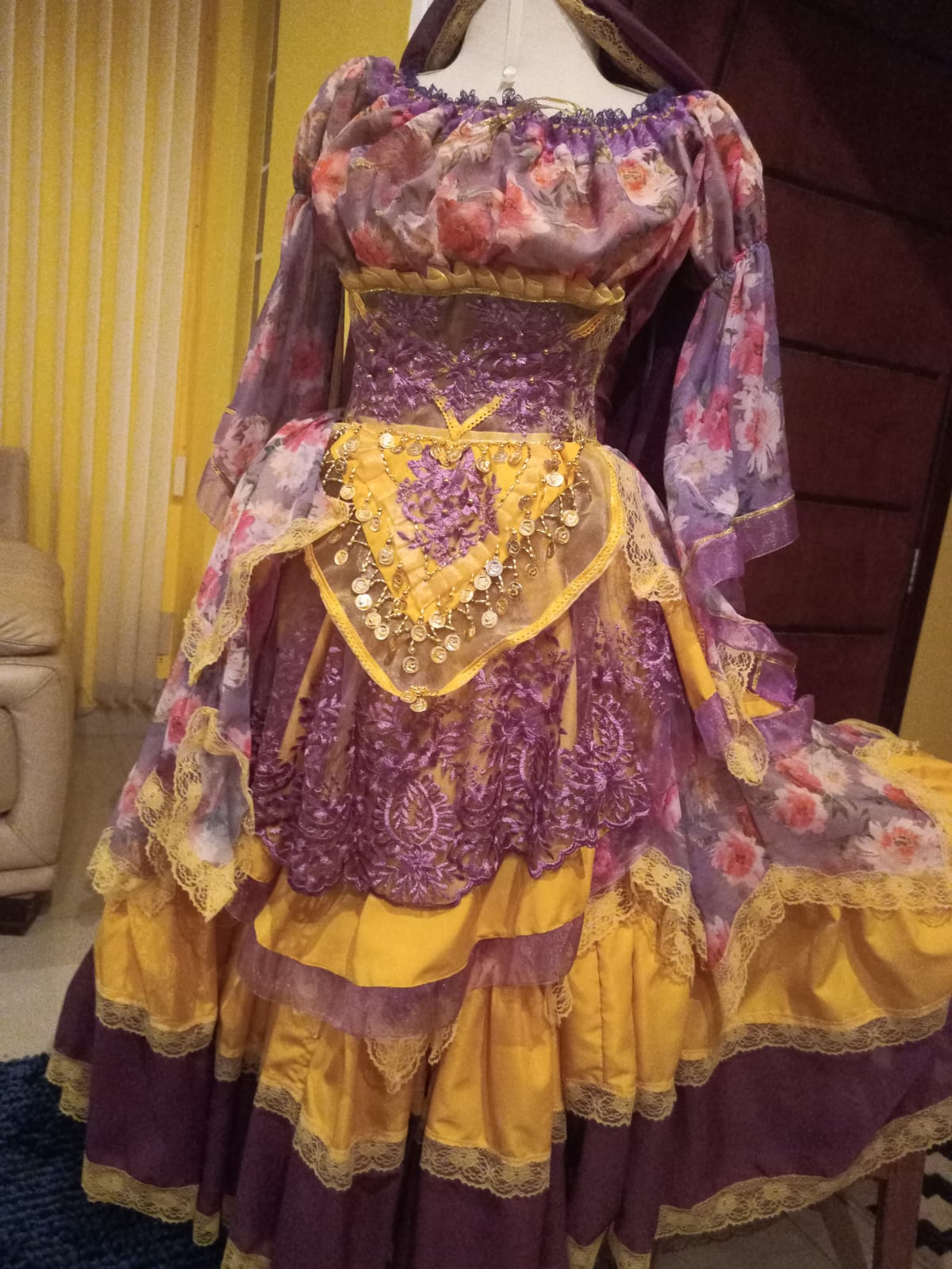 Vestido artesanal roxo e amarelo no manequim